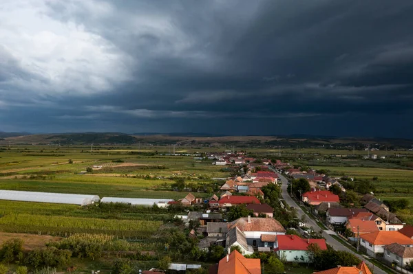 罗马尼亚特兰西瓦尼亚一个天空下着暴雨的小村庄的空中景观 — 图库照片
