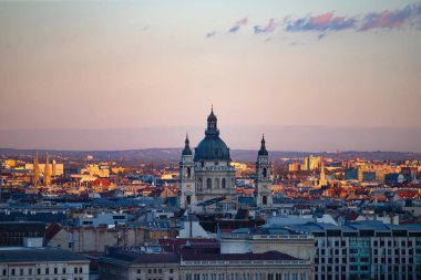 Macaristan 'ın batımında Budapeşte parlamentosu manzarası