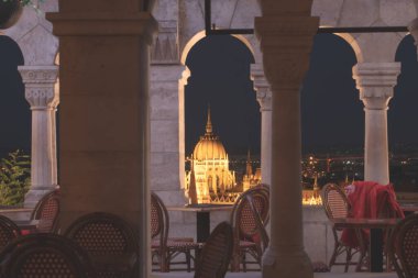 Budapeşte Macaristan Parlamentosu'nun ışıklı binanın gece görünümü