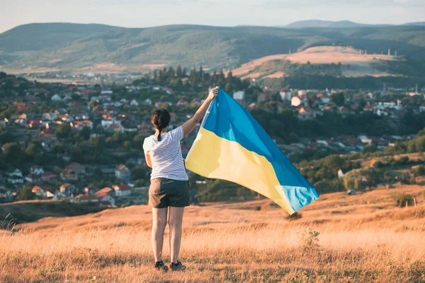 Mulher Segurando Uma Bandeira Amarela Azul Ucrânia Livre Dia Independência — Fotografia de Stock
