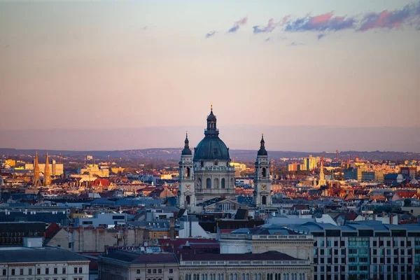 ハンガリーの日没時のブダペスト議会の眺め — ストック写真