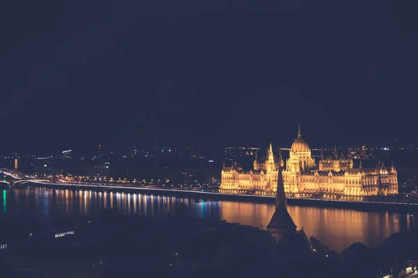 ブダペストでハンガリーの議会の建物のライトアップの夜景 — ストック写真