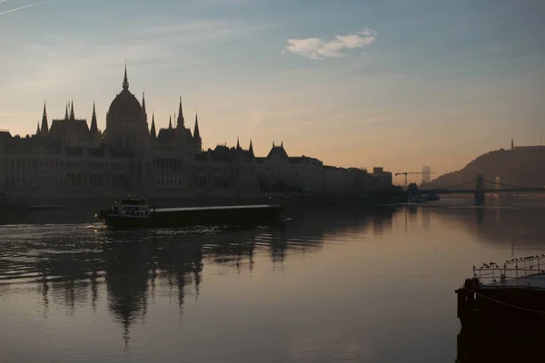Panoramatický Výhled Budapešť Mlhavého Podzimního Rána Řekou Dunaj Maďarským Parlamentem — Stock fotografie