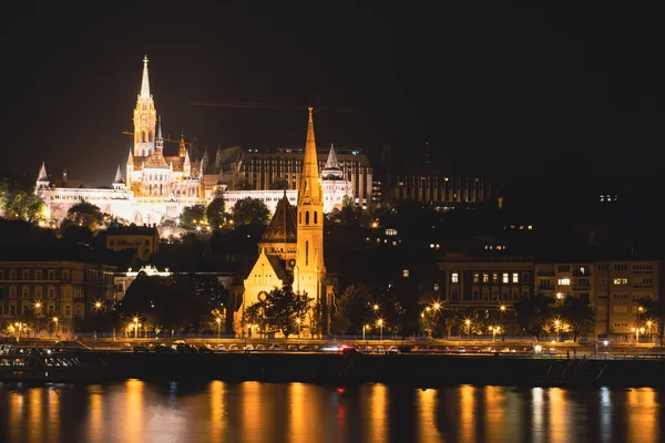 ハンガリー ブダペストの夜のマティアス教会とフィッシャーマンズベース — ストック写真