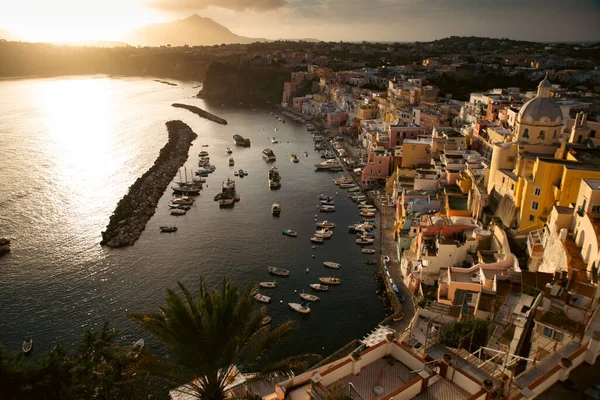 夕日の色鮮やかな家がたくさんあるコリチェッラ港の眺め プロキダ島 イタリア — ストック写真