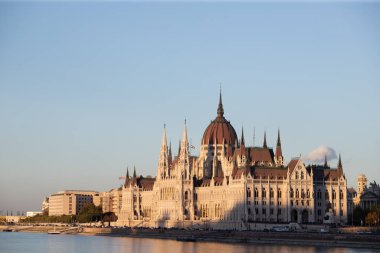 Macaristan 'ın batımında Budapeşte parlamentosu manzarası