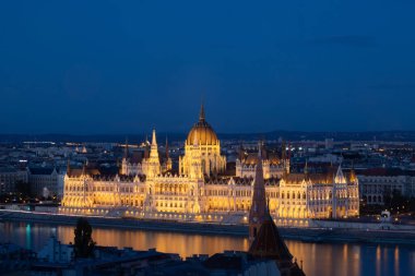 Budapeşte Macaristan Parlamentosu'nun ışıklı binanın gece görünümü
