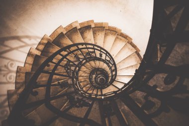 Spiral merdivenler St.Stephen Bazilikası. Budapeşte, Macaristan. Retro biçimli fotoğraf.
