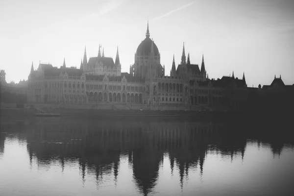 Панорамный Вид Будапешта Туманное Осеннее Утро Дунаем Венгерским Парламентом — стоковое фото