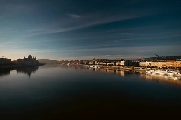Budapeşte Nin Panoramik Manzarası Tuna Nehri Macaristan Parlamentosu Ile Sisli — Stok fotoğraf