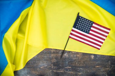 Ukrayna ve Amerika Birleşik Devletleri bayrağının en üst görüntüsü. 
