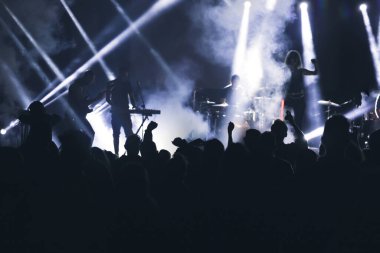 Konserde kalabalık - Parlak renkli sahne ışıkları önünde tezahürat yapan kalabalık