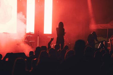 Konserde kalabalık - Parlak renkli sahne ışıkları önünde tezahürat yapan kalabalık