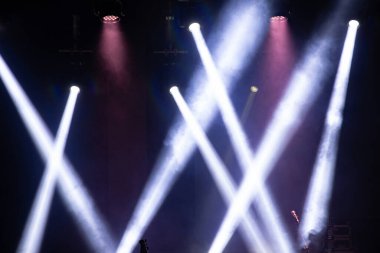 Sahne ışıkları, renkli ışıklar ve duman. Konser ve tiyatro sahnesi