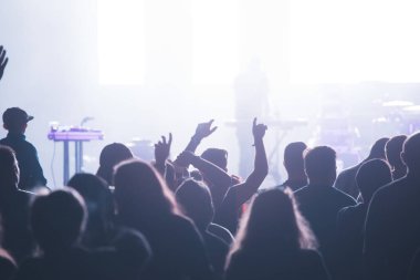Konserde kalabalık - Parlak renkli sahne ışıkları önünde tezahürat yapan kalabalık