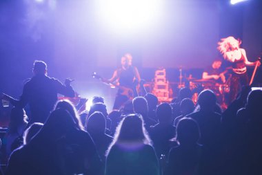 Konserde kalabalık - Parlak renkli sahne ışıkları önünde tezahürat yapan kalabalık