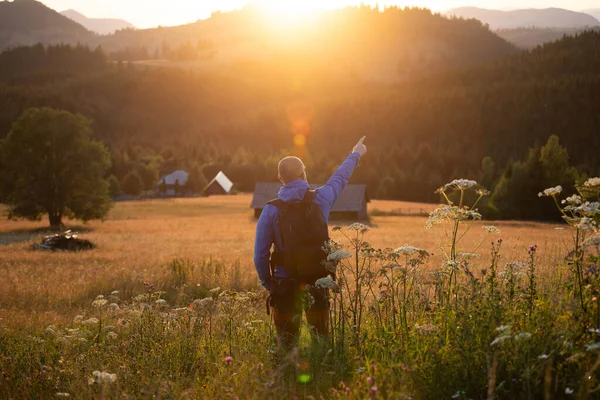 Male Hiker Summer Meadow Looking Magic Sunset Hills Relaxation Nature — Zdjęcie stockowe