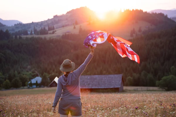 Młoda Kobieta Amerykańską Flagą Zachodzie Słońca Dzień Niepodległości Lub Podróży — Zdjęcie stockowe