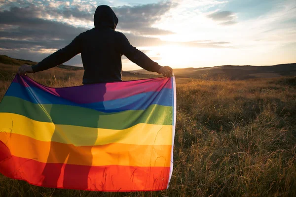 Joven Sosteniendo Una Bandera Arcoiris Gay Concepto Felicidad Libertad Amor — Foto de Stock