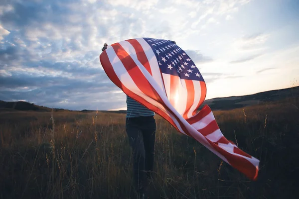 Amerikan Bayrağı Tutan Genç Bir Kadın Bağımsızlık Günü Amerika Seyahat — Stok fotoğraf