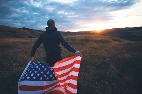 Amerikai Zászlót Tartó Férfi Naplementében Függetlenség Napja Vagy Utazás Amerikában — Stock Fotó