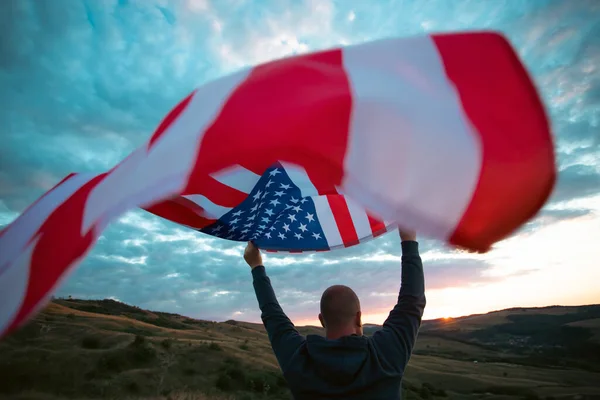 Mężczyzna Amerykańską Flagą Zachodzie Słońca Dzień Niepodległości Lub Podróży Ameryce — Zdjęcie stockowe