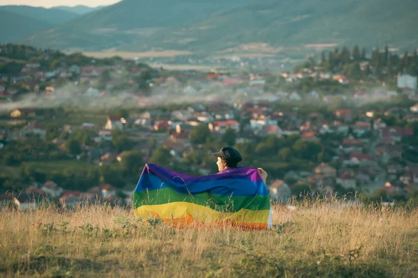 Жінка Тримає Гей Райдужний Прапор Щастя Свобода Любов Концепції Одних — стокове фото