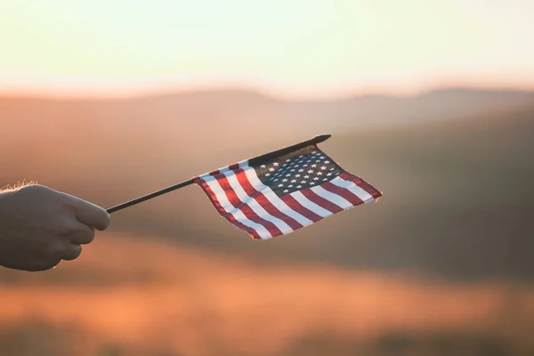 Hombre Coche Con Bandera Americana Atardecer Día Independencia Viajar Concepto —  Fotos de Stock