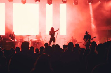 Konserde kalabalık - Parlak renkli sahne ışıkları önünde tezahürat yapan kalabalık