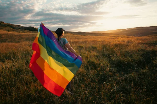 Жінка Тримає Гей Райдужний Прапор Щастя Свобода Любов Концепції Одних — стокове фото