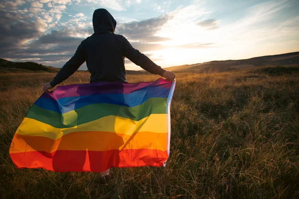 Молодий Чоловік Тримає Гей Райдужний Прапор Щастя Свобода Любов Концепції — стокове фото