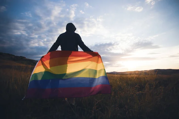 拿着同志彩虹旗的年轻人同性夫妇的幸福 自由和爱的概念 — 图库照片