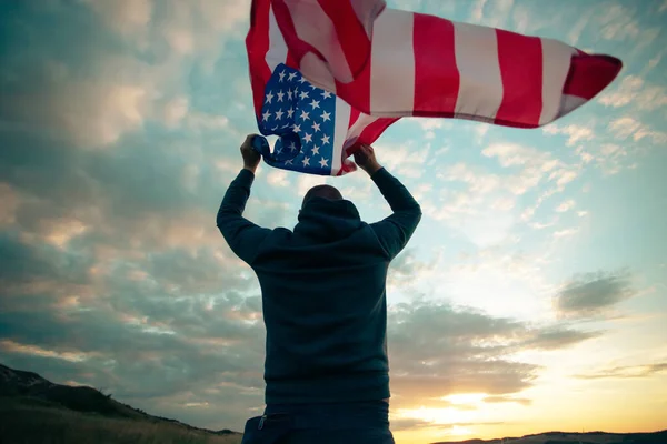 Uomo Con Bandiera Americana Degli Stati Uniti Tramonto Giorno Indipendenza — Foto Stock