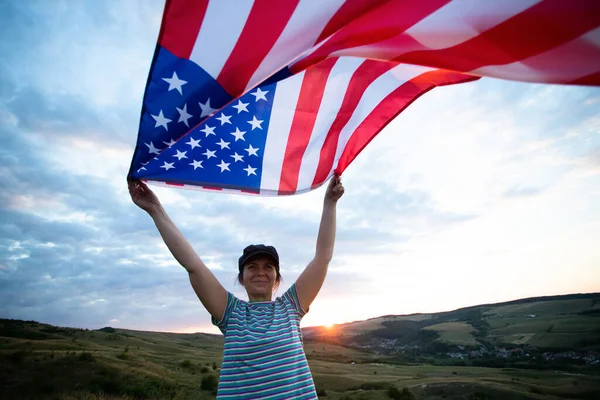 拿着美国国旗的年轻女人独立日或在美国旅行的概念 — 图库照片