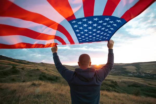 Man Holding American Usa Flag Sunset Independence Day Traveling America — Foto de Stock
