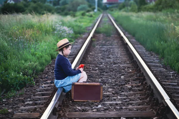 Ρετρό Στυλ Φωτογραφία Του Μικρού Κοριτσιού Παλιές Αποσκευές Στο Σιδηρόδρομο — Φωτογραφία Αρχείου