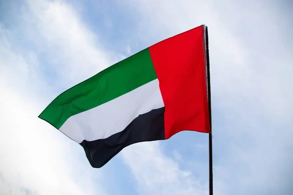 Die Flagge Der Vereinigten Arabischen Emirate Weht Gegen Einen Sauberen — Stockfoto