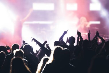 Konserde kalabalık - Parlak renkli sahne ışıkları önünde tezahürat yapan kalabalık