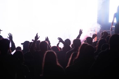 Konserde kalabalık - Parlak renkli sahne ışıkları önünde tezahürat yapan kalabalık
