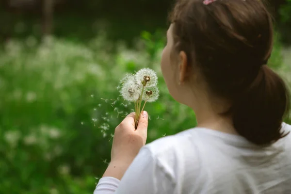Küçük Beyaz Kız Bahar Bahçesinde Karahindiba Üflüyor — Stok fotoğraf