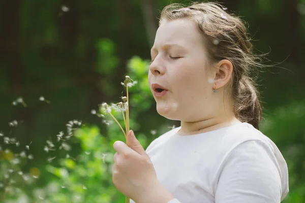 Μικρό Καυκάσιο Κορίτσι Φυσάει Πικραλίδα Στον Ανοιξιάτικο Κήπο — Φωτογραφία Αρχείου