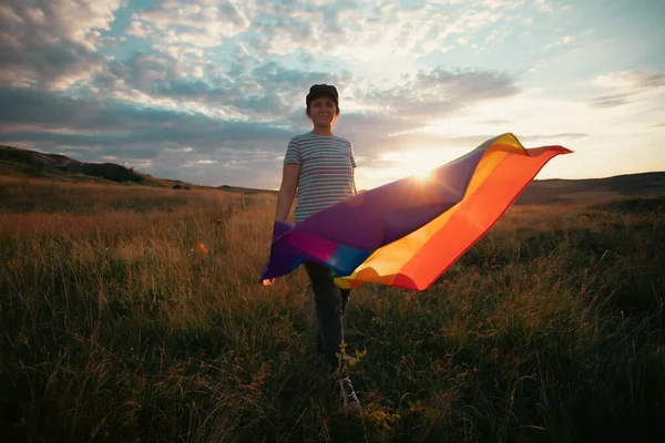 Frau Mit Schwuler Regenbogenfahne Glück Freiheit Und Liebe Für Gleichgeschlechtliche — Stockfoto