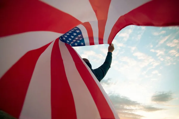 Gün Batımında Amerikan Bayrağı Tutan Adam Bağımsızlık Günü Amerika Seyahat — Stok fotoğraf