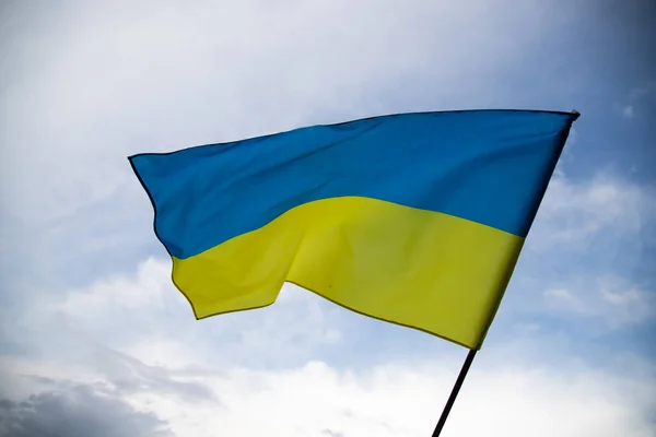 Bandera Ucrania Ondeando Viento Día Despejado Democracia Política — Foto de Stock