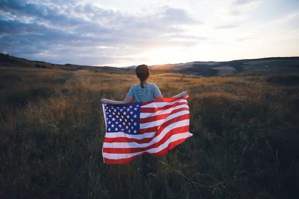 Młoda Kobieta Amerykańską Flagą Dzień Niepodległości Lub Podróży Ameryce Koncepcja — Zdjęcie stockowe