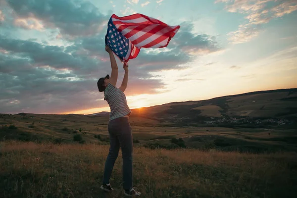 Egy Fiatal Amerikai Zászlóval Függetlenség Napja Vagy Utazás Amerikában Koncepció — Stock Fotó
