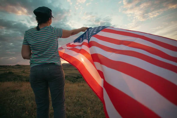 アメリカ国旗を掲げる若い女性 独立記念日またはアメリカの概念での旅行 — ストック写真