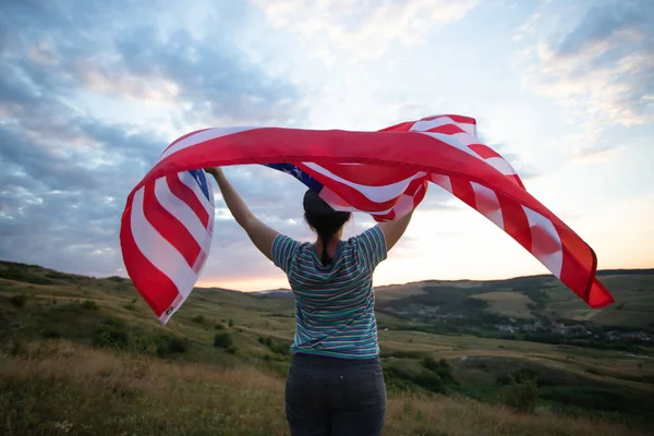Młoda Kobieta Amerykańską Flagą Dzień Niepodległości Lub Podróży Ameryce Koncepcja — Zdjęcie stockowe