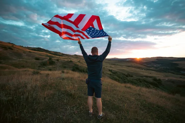 Uomo Con Bandiera Americana Degli Stati Uniti Tramonto Giorno Indipendenza — Foto Stock