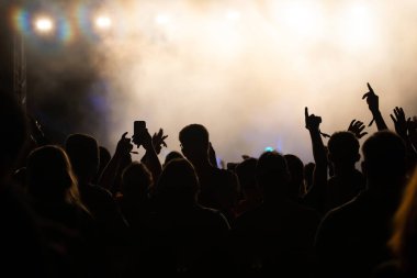 Konserde kalabalık - Parlak renkli sahne ışıkları önünde tezahürat yapan kalabalık